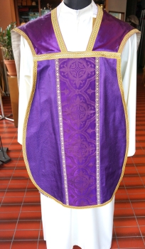 violette römische Kasel