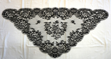 Mantilla, Damaris, Kopfbedeckung