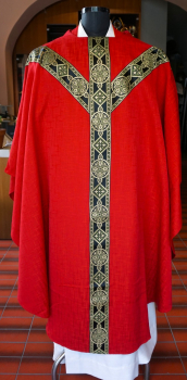 rote Casel mit Christuszeichen
