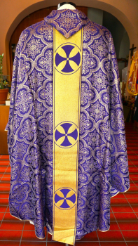 violette Casel mit Goldfadenstab