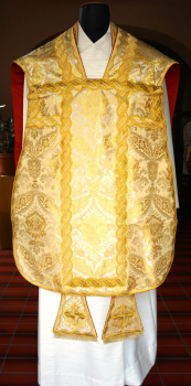 Goldbrokatcasel, Buch m. 7 Siegeln, gestickt