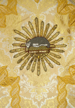 Goldbrokatcasel, Buch m. 7 Siegeln, gestickt