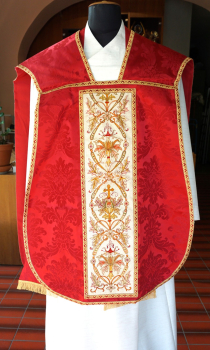 rote röm. Casel mit floralen Stäben