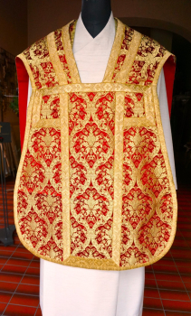 festliches rot/goldenes römisches Messgewand