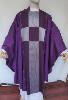 Kasel violett, großes Kreuz, Lurexfäden