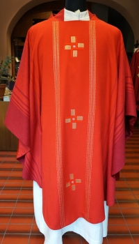 rotes Messkleid mit eingestickten Kreuzen