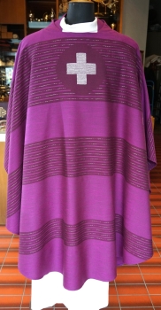 violette Kasel mit Lurexsilberstreifen quer
