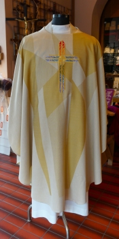 Messkleid, beige mit farbigem Kreuz