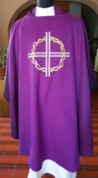violette Kasel, Kreuz und Dornenkrone