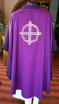 violette Kasel, Kreuz und Dornenkrone