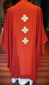 Kasel rot, Kreuze gestickt