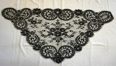 Mantilla, Medallon, Kopftuch