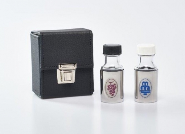 Meßweingarnitur in Etui, 10 x 8 x 4,5 cm