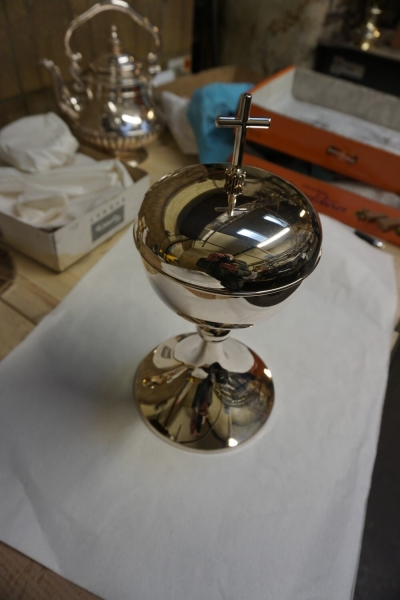 Reparatur eines Ciboriums, neu vergoldet