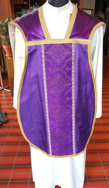 violette römische Kasel