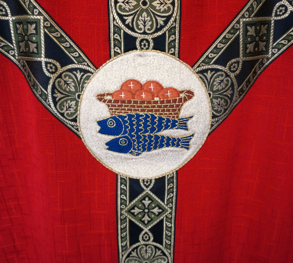 rote Casel mit Christuszeichen