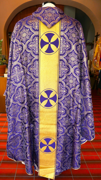 violette Casel mit Goldfadenstab