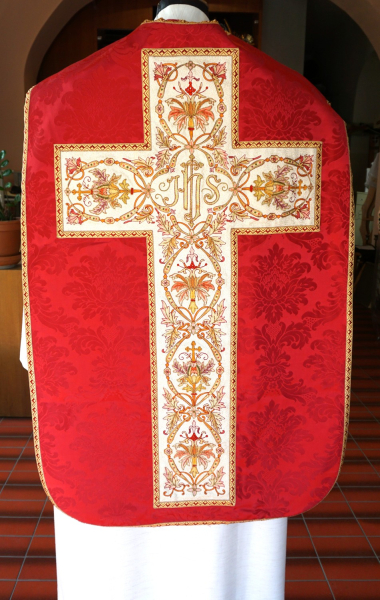 rote röm. Casel mit floralen Stäben