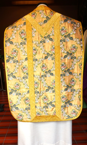 goldfarbene römische Casel, Blumen