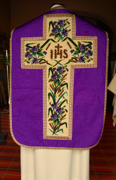 violette römische Casel, Gobelin Stickerei