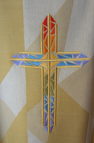 Messkleid, beige mit farbigem Kreuz