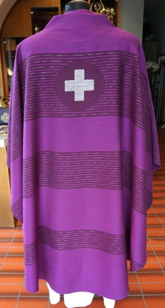 violette Kasel mit Lurexsilberstreifen quer