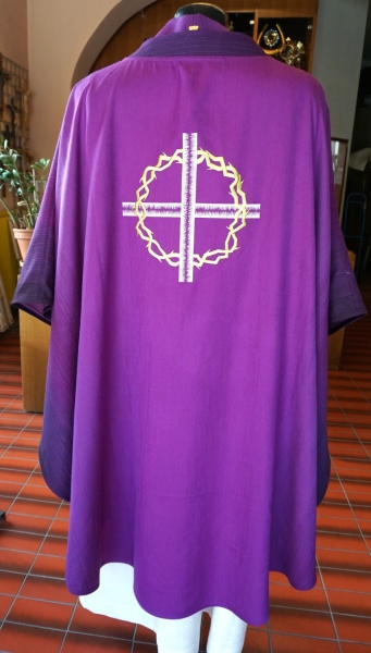 violette Kasel, Kreuz und Dornenkrone