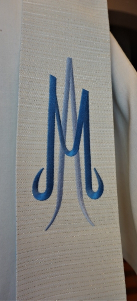 Marienstola, Lilien u. Buchstaben