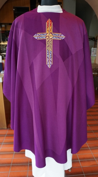 moderne violette Kasel