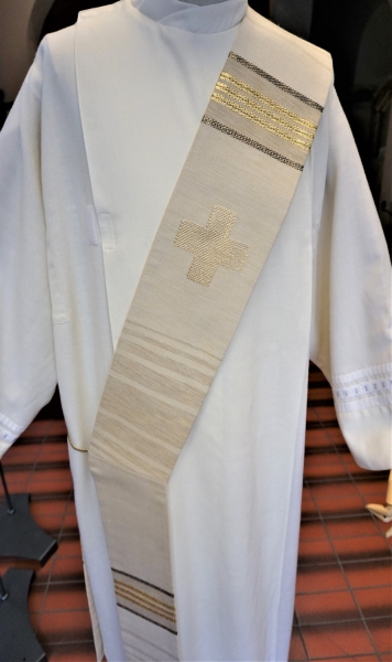 Diakonstola mit Kreuz eingewoben