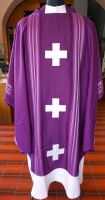 Messkleid mit gestickten Silberkreuzen