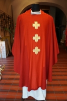 Kasel rot, Kreuze gestickt